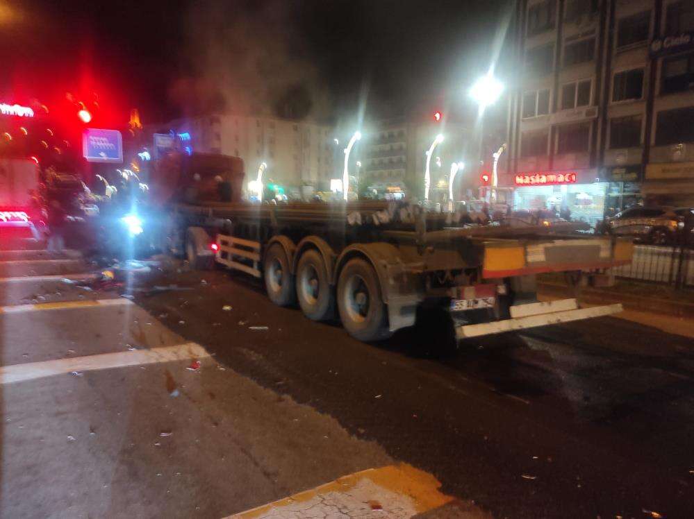TIR ve otomobiller çarpıştı! 5 ölü, 6 yaralı var 2